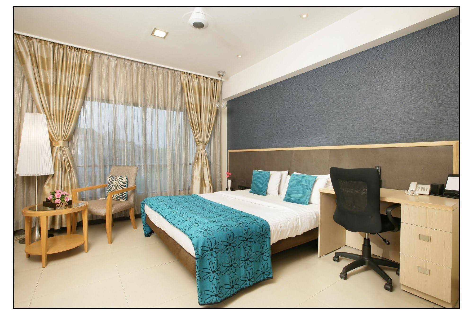 The Sirona Hotel Пуне Екстер'єр фото